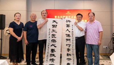 青島楹聯(lián)藝術(shù)家為勞模揮毫潑墨