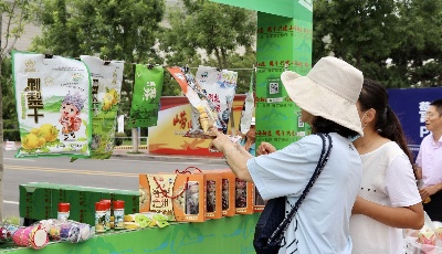 扶貧農(nóng)特產(chǎn)品“亮相”世紀(jì)廣場啤酒城