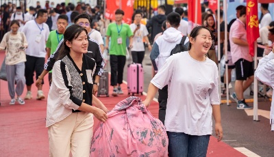 歡迎新同學(xué)!青科大迎近萬名2020級新同學(xué)