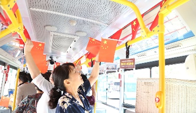 “姐妹班”歷代班長(zhǎng)重聚2路線  車廂掛國(guó)旗重溫公交往事 