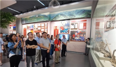 “人民楷?！敝鞆┓蛲现貧堉|帶鄉親致富，極限精神感動網絡名人