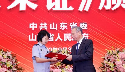 省委省政府舉行烈士光榮證頒授儀式