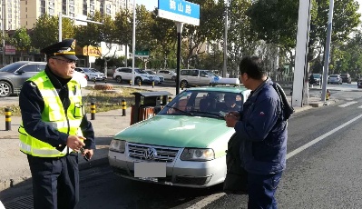 赶考路上遇事故 交通执法人员热心相助