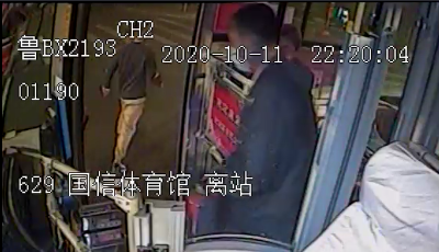 路遇私家车发动机舱起火   温馨巴士驾驶员冲上去不含糊