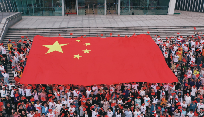  高燃“快閃”！3000多名南大學(xué)子和各界代表高唱《我的祖國》 向祖國深情告白