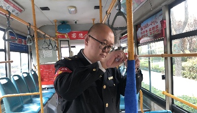 “最暖”公交车：扶手“穿新衣”温暖乘客心