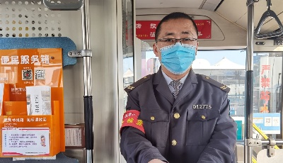 公交车上配备孕妇标识牌 准妈妈们可以来取用 