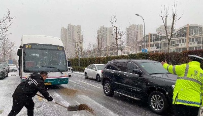 温馨巴士全力迎战冰雪天气 保障市民安全出行 