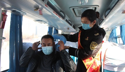 长途站备上暖冬U型枕   旅客出行可免费借用