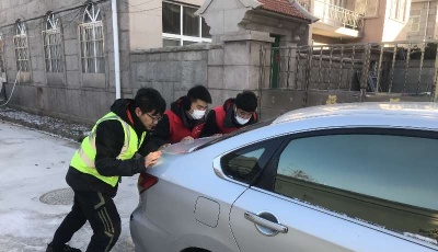 “铁建小五”志愿者走上街头除雪助人