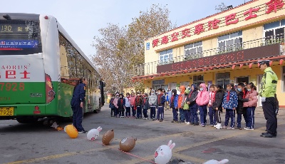小學(xué)生進(jìn)車廂  動(dòng)靜結(jié)合識(shí)別公交盲區(qū)