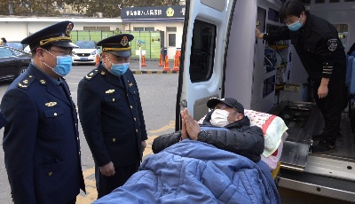 钢铁硬汉！遭黑车碾轧，肋骨断裂20根的青岛交通卫士挺过来了，将再赴沪治疗
