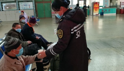 交运西海岸汽车东站迎战风雪天保障旅客安全出行