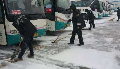 启动雪天应急预案 温馨旅游公司迎风冒雪保障安全