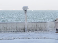 海岸堤坝“冰雕”护栏成网红打卡地