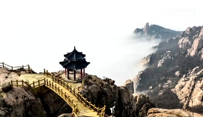 嶗山巨峰現(xiàn)罕見“平流霧” 仙氣飄飄