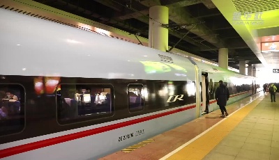 新型“復(fù)興號(hào)”動(dòng)車(chē)組貴廣線首次載客運(yùn)營(yíng)