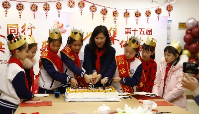 這所學(xué)校堅(jiān)持了15年 每年為全校學(xué)生開(kāi)生日派對(duì)