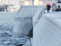 海岸堤坝“冰雕”护栏成网红打卡地