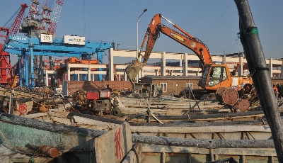 创建平安渔业 56艘“三无”渔船和2.8万套“地笼”网被集中拆解销毁