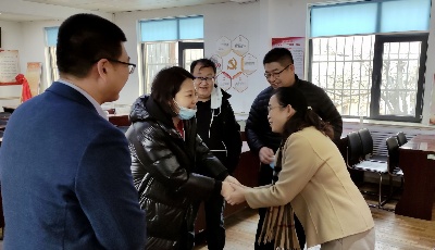  社區(qū)老人收新春大禮包 青島啟迪中學春節(jié)送溫暖 