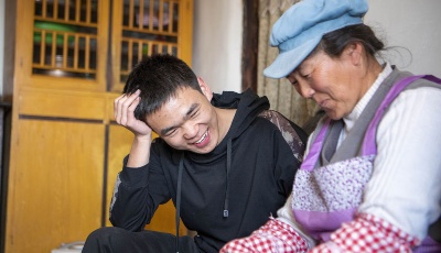 新春走基層|這個(gè)堅(jiān)信教育改變命運(yùn)的盲人貧困戶，找到光明了嗎？