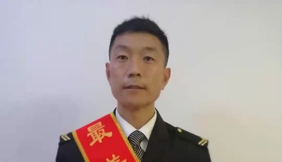 退伍不褪色 平凡岗位上展现“军人风采”   温馨巴士622路驾驶员贾立杰 