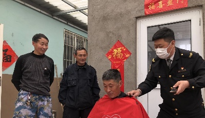 温馨巴士“馨飞扬”志愿者走进山区义剪