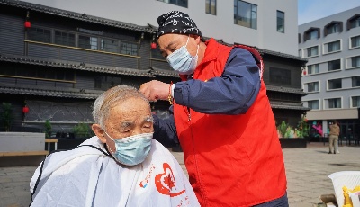 青島市南區(qū)舉行“點(diǎn)亮志愿星火”學(xué)雷鋒志愿服務(wù)主題活動