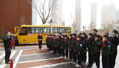 校企联动 守护安全 温馨校车开展校园防恐、消防疏散和应急演练 