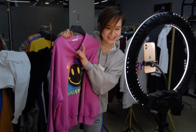 山东即墨：网上直播助力服装业户销售拓市场