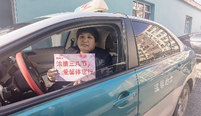 温馨的姐献爱心 陪伴义运1+1