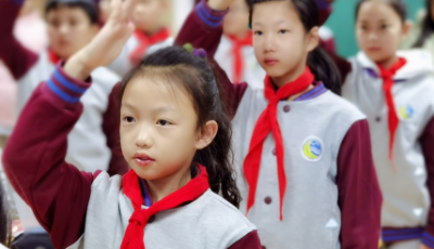 与我一同“云游”  青岛文登路小学迎“成长新起点·添彩红领巾”开学第一课