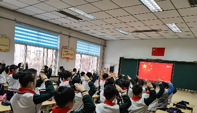寿光路小学倡议“争做新时代好队员”