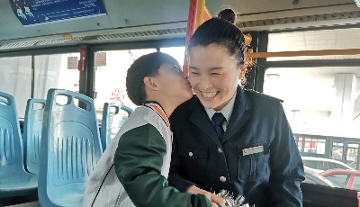 萌娃現身公交場站為母親慶“三八”  這份祝福暖化了