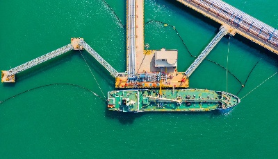 不靠港也能加油！山東港口青島港首單掛港加油業務成功落地
