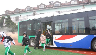 开学安全第一课 温馨巴士携手交警走进永和路小学
