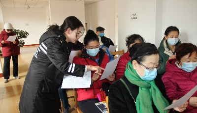 学雷锋日温馨巴士团员走进社区 帮老敬老其乐融融