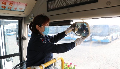 公交巾幗展風采 致敬堅守崗位的公交女駕駛員