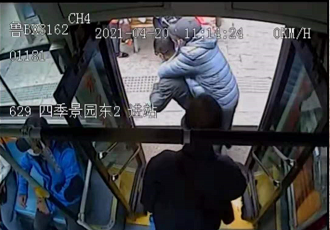 下车后，他为何走到车前向驾驶员敬礼?背后故事太暖心……