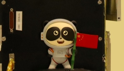 全球首个“太空熊猫”公益形象首飞太空，将与地球“合影”