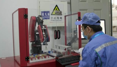 編程讓機器人碼垛！青島啤酒搭建創新型高技能人才培育“快車道”