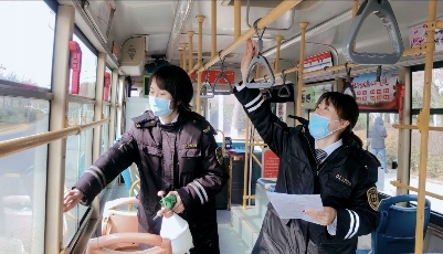 温馨巴士车厢全方位清洁 积极助力“国家卫生城市复审 ”