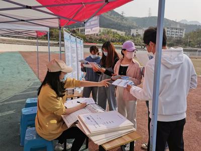 青岛赴泰安高校招才引智，12家企业提供370个就业岗位