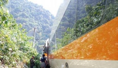 持續(xù)關注 | 臺灣一列車發(fā)生出軌事故，臺媒稱36人無生命跡象，多節(jié)車廂變形