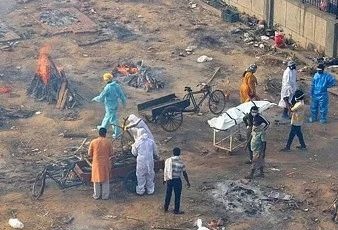 印度疫情全面“告急”！日增34万例、氧气难求、当街焚尸…