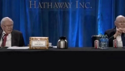 信息量爆棚！巴菲特坦承投资失策，后悔把它卖了！手握近万亿元现金，意欲何为？关于比特币，有最新判断→