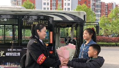 妈妈您辛苦了！母亲节 青岛公交场站“上演”温情一幕