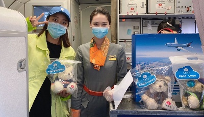 青岛航空主题航班 与旅客共庆五四青年节