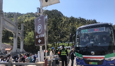 “五一”期间岛城公交马力全开  温馨巴士累计运送乘客近130万人次 